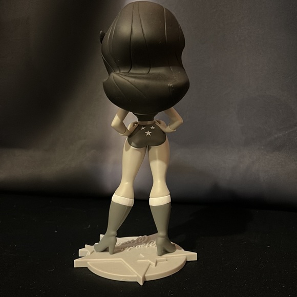 Fan Expo exclusive Linda Carter/Wonder Woman Dc Comics vinyl figure - Picture 2 of 6